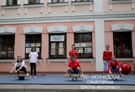 Цирковое представление у стен краеведческого музея и на празднике "Барановичская весна"