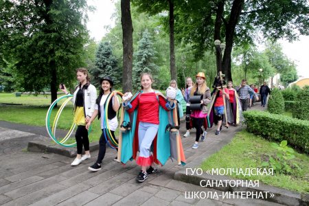 Цирковое представление у стен краеведческого музея и на празднике "Барановичская весна"